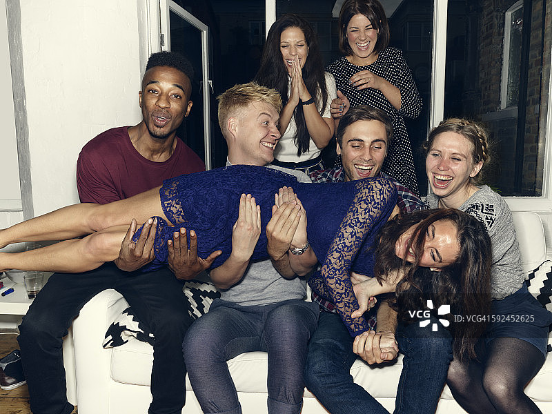 一群年轻人正在聚会图片素材