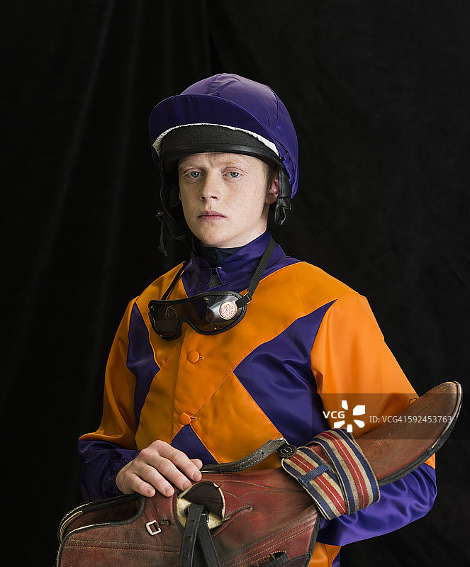 骑师与马鞍和头盔图片素材