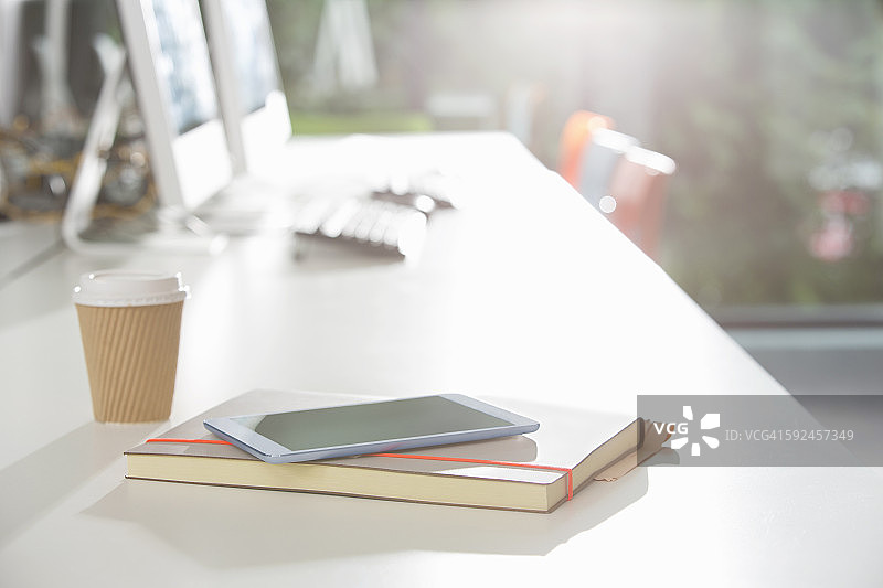 办公室桌上的平板电脑和咖啡杯图片素材