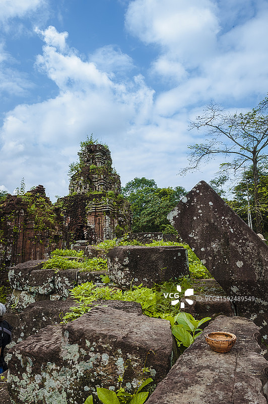 在《美山圣地》的田野上，柱子和碎石图片素材