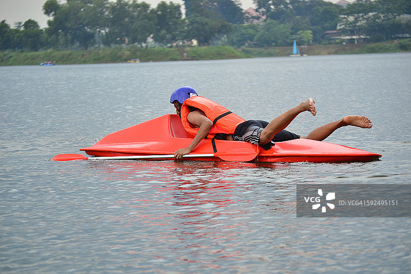 在河上划皮划艇的青年图片素材