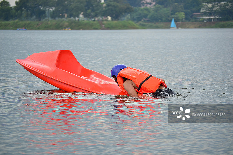 在河上划皮划艇的青年图片素材