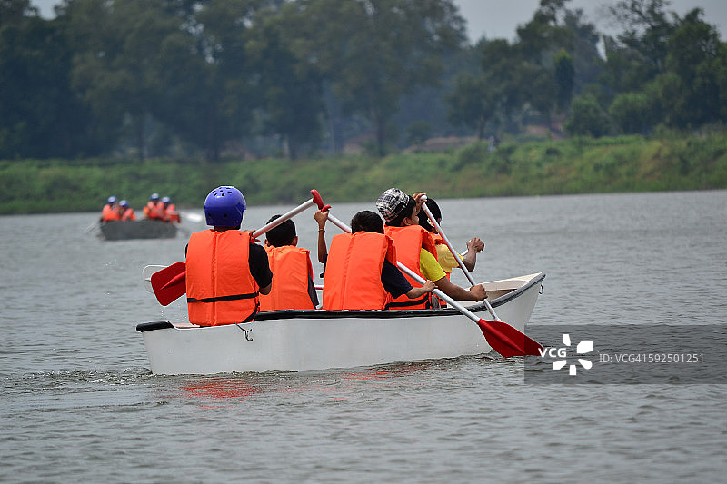 一群年轻人划船在河上图片素材