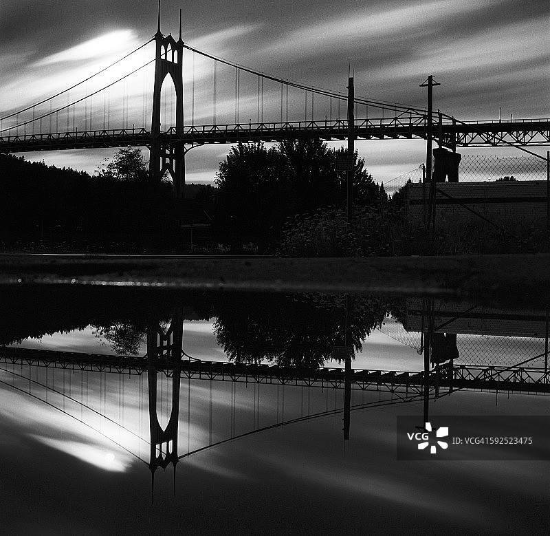 圣约翰斯大桥黑白倒影图片素材