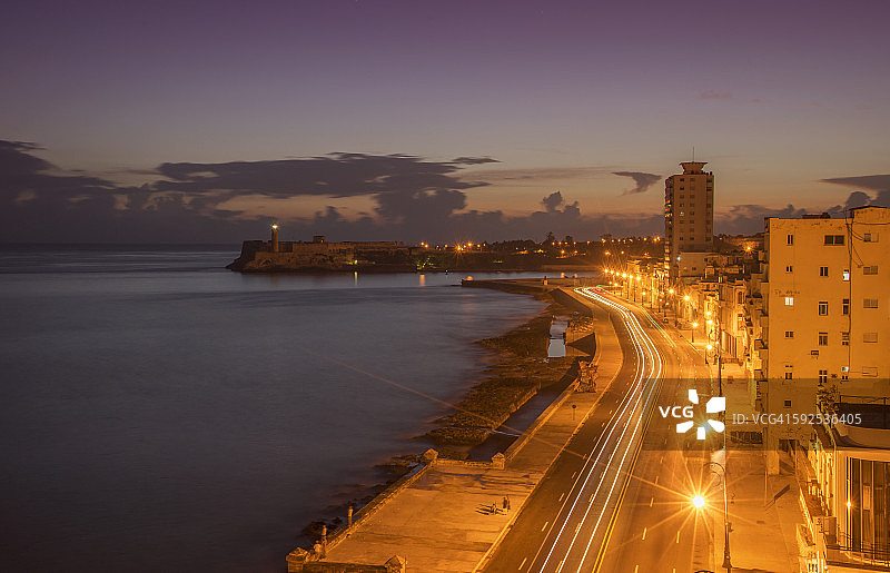 哈瓦那：马雷孔海滨大道夜景图片素材