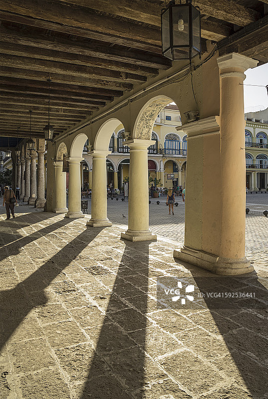 古巴哈瓦那老广场的拱廊图片素材