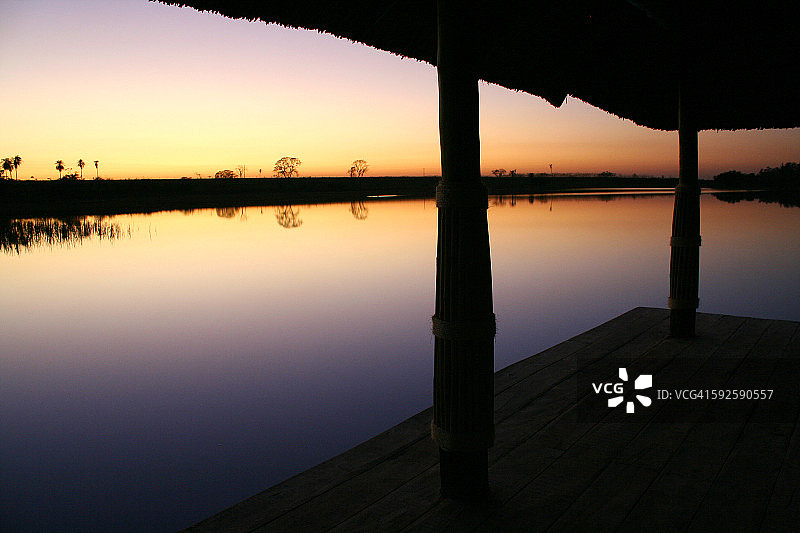 黄昏时分南马托格罗索湖上的码头图片素材