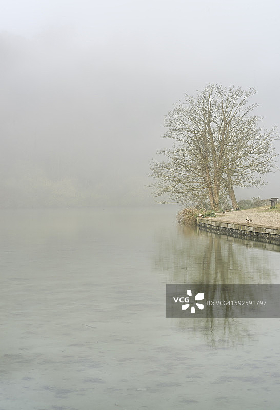雾气笼罩的湖面图片素材