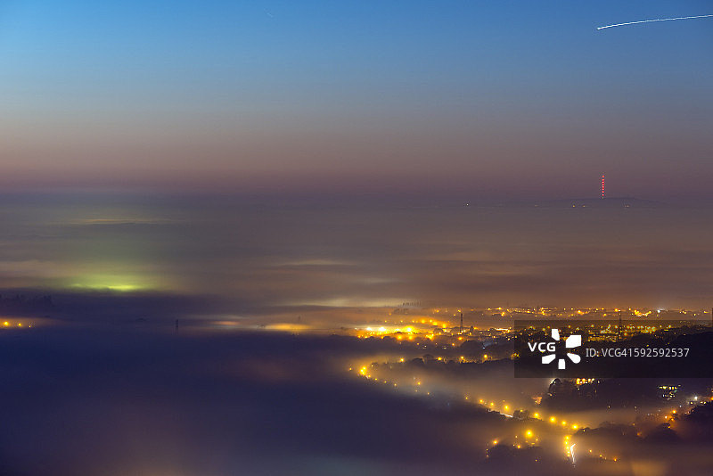 雾中的英国，大曼彻斯特区温特山图片素材