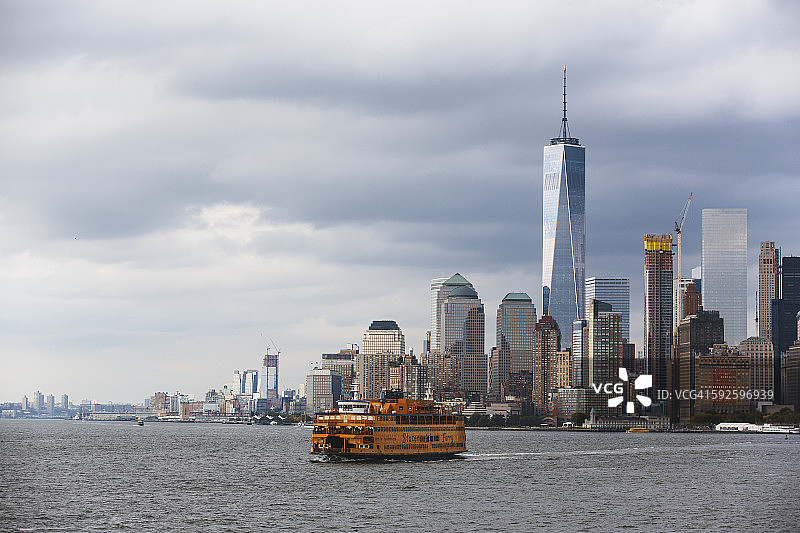 斯塔滕岛渡轮与纽约曼哈顿天际线图片素材