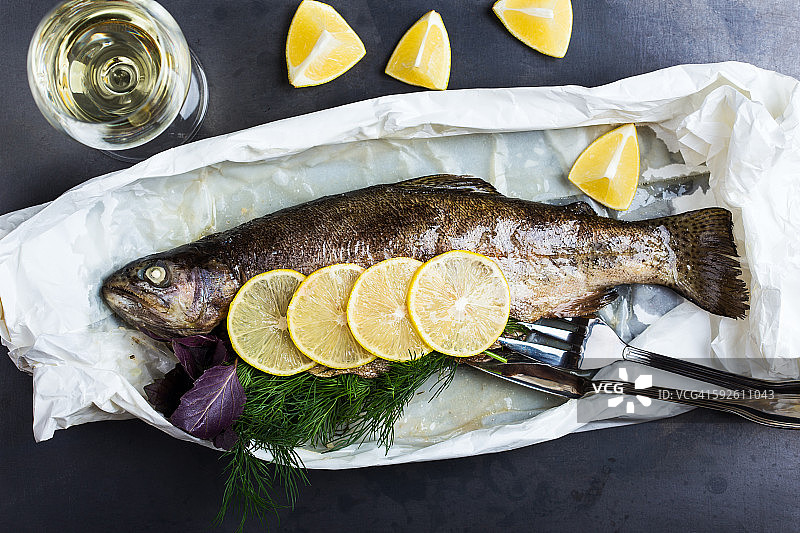 羊皮纸烤虹鳟鱼（顶视图）图片素材