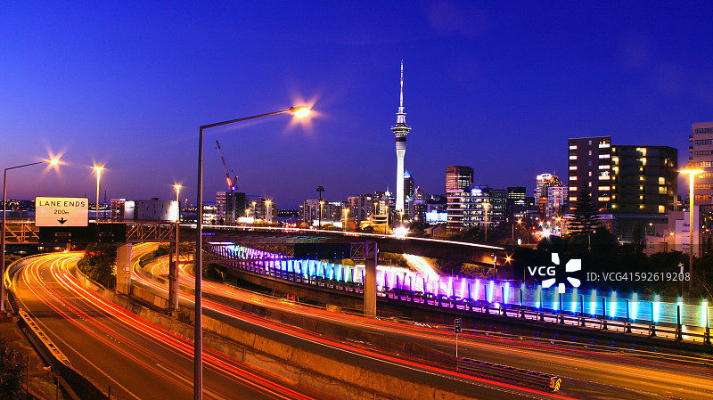 奥克兰LightPath与天空塔夜景图片素材