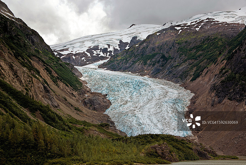三文鱼冰川的底部图片素材