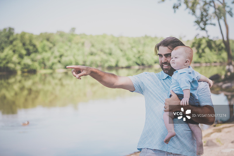 父子在公园里享受美好的一天图片素材