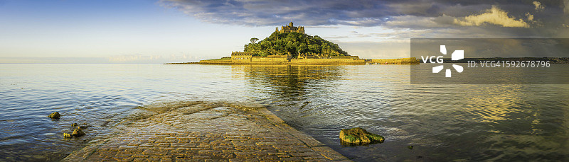 阳光照耀下的康沃尔圣迈克尔山全景图片素材