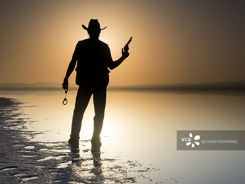 湖边牛仔剪影图片素材