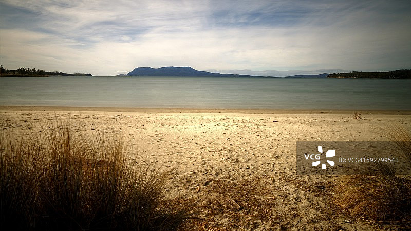 阳光明媚的大牡蛎湾沙滩图片素材