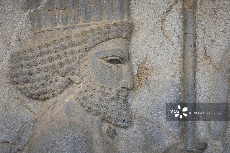 伊朗设拉子附近波斯波利斯历史遗址中的武士头像浮雕图片素材