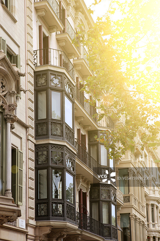 西班牙巴塞罗那格拉西亚大道上的住宅楼外观，该大道是主要的商业街图片素材