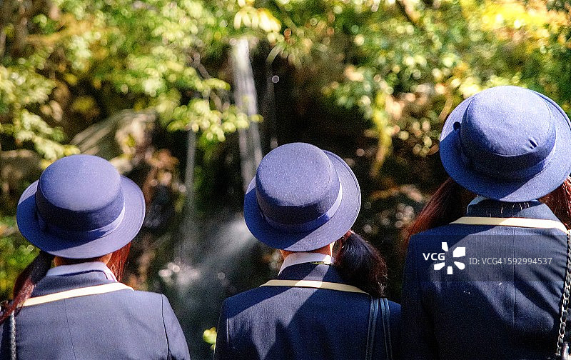 戴帽子和制服的日本女学生图片素材