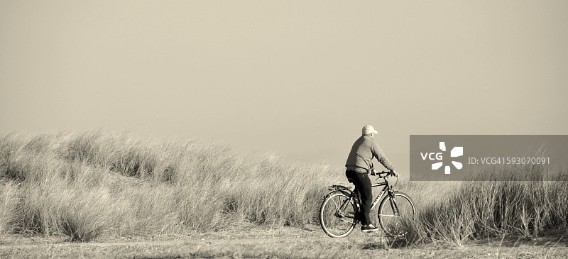 骑行者在沙丘上骑行图片素材