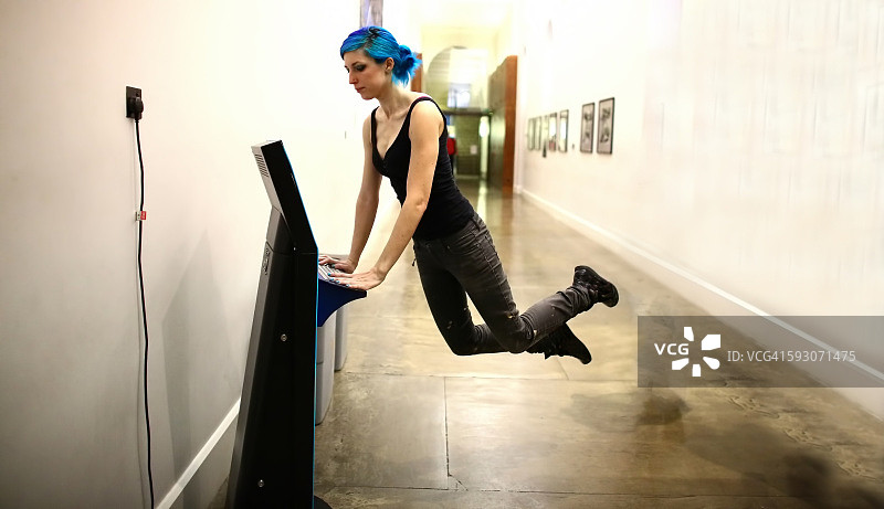 漂浮在信息亭图片素材