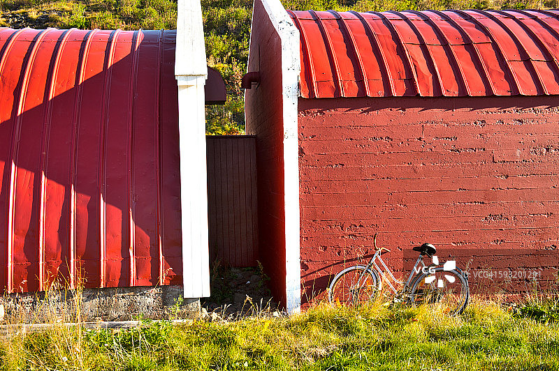 冰岛埃斯基峡湾的自行车和红色建筑图片素材
