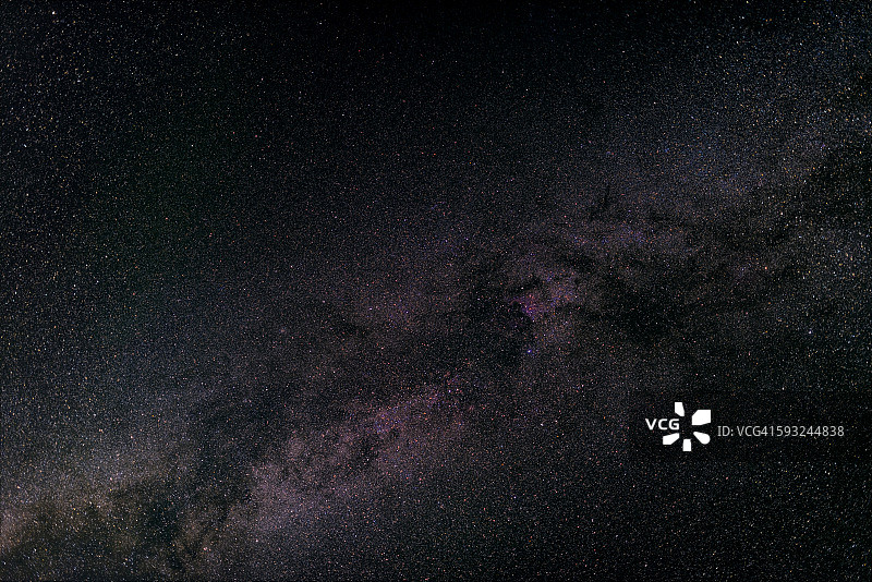 包含红色星云的银河系局部图片素材