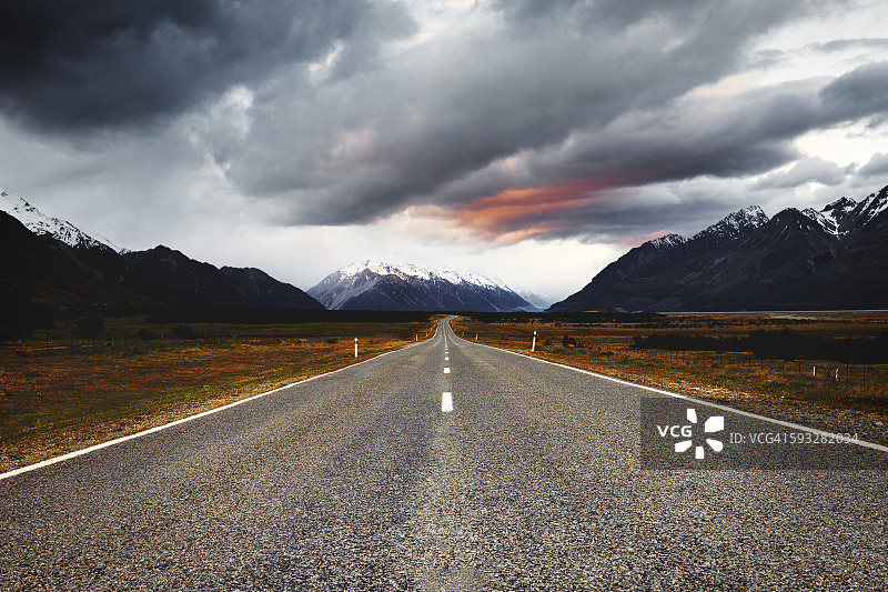 通往库克山国家公园的笔直长路，日落时分图片素材