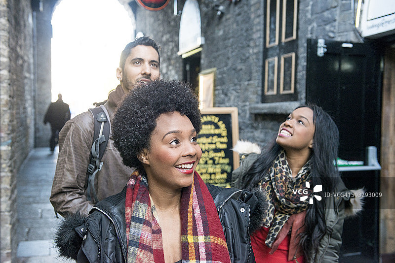 游客在爱尔兰都柏林探索圣殿酒吧图片素材