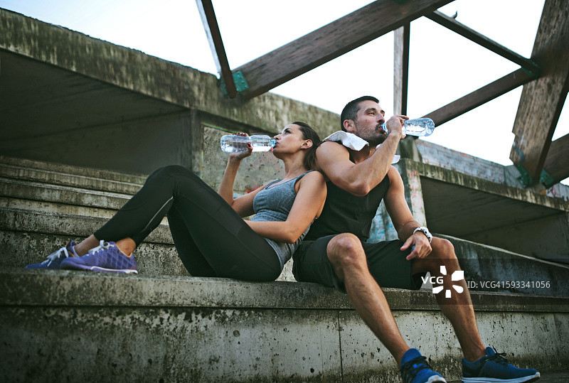 慢跑后休息的年轻运动员们图片素材