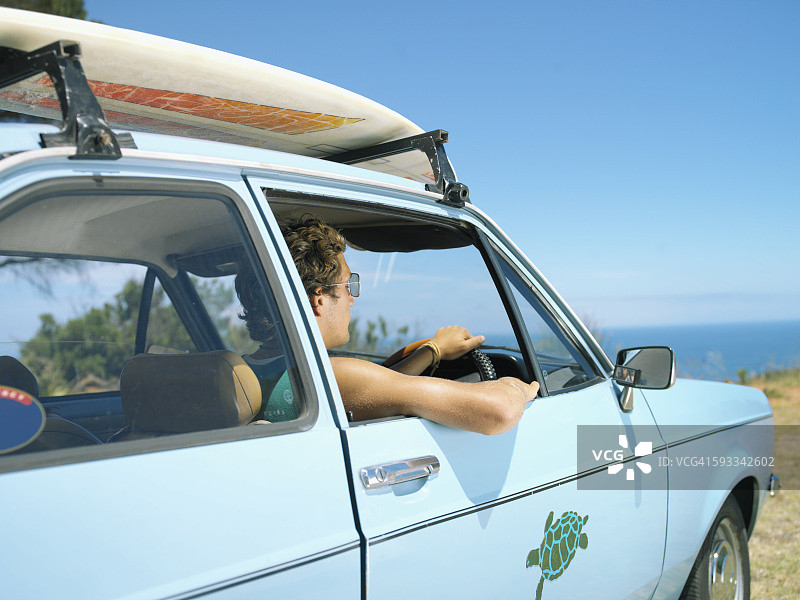 在车里看着大海的年轻男人图片素材