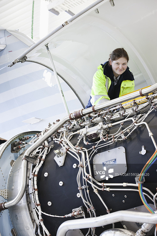 在工厂修理飞机引擎的修理工图片素材