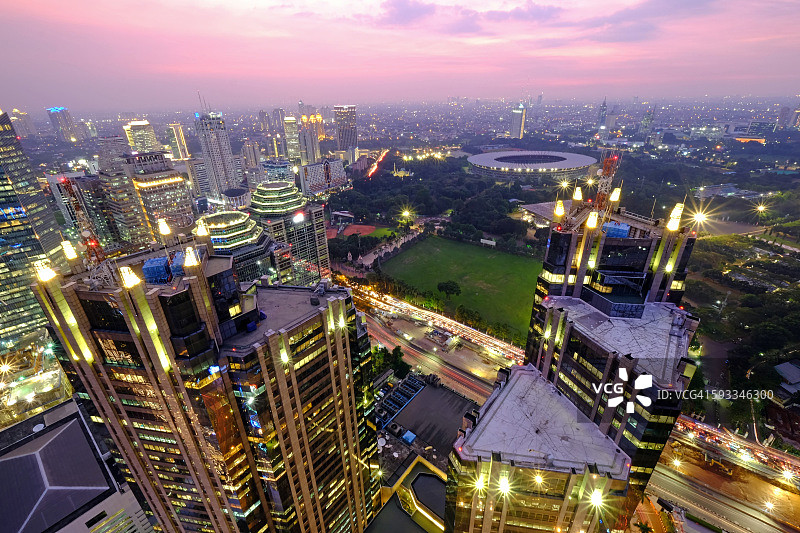 印度尼西亚雅加达苏迪曼路地区GBK体育场和城市天际线的日落图片素材