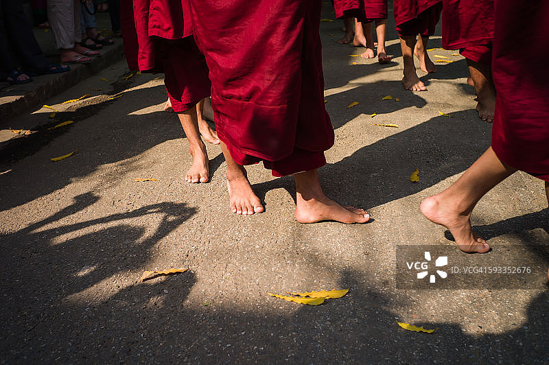 佛教僧侣每日外出化缘图片素材
