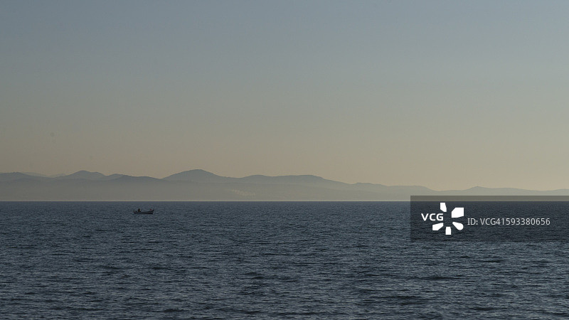 土耳其艾瓦哲克附近爱琴海的宁静渔村景色图片素材