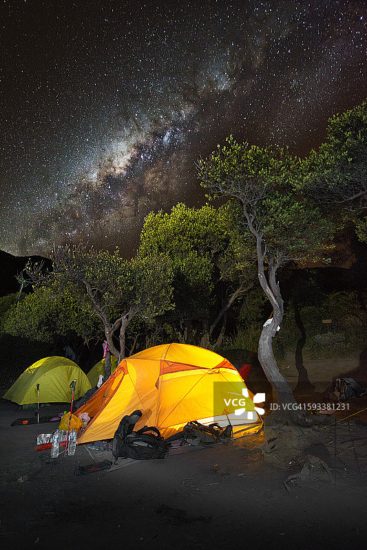 星夜下的黄色灯光帐篷图片素材