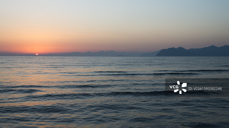 土耳其南部黄昏时分的伊兹图祖海滩图片素材