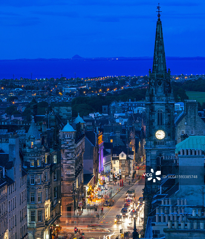 爱丁堡：节日期间的皇家英里黄昏景色图片素材
