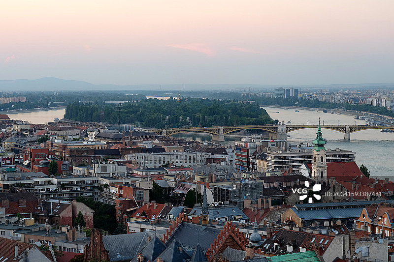 玛格丽特岛和布达佩斯日落城市景观图片素材