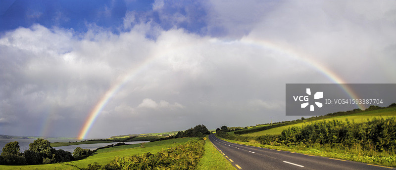 美丽的爱尔兰风光中的高分辨率双彩虹景观图片素材