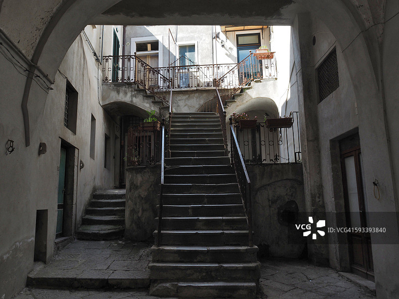 意大利南部巴斯利卡塔梅尔菲古老内庭楼梯图片素材