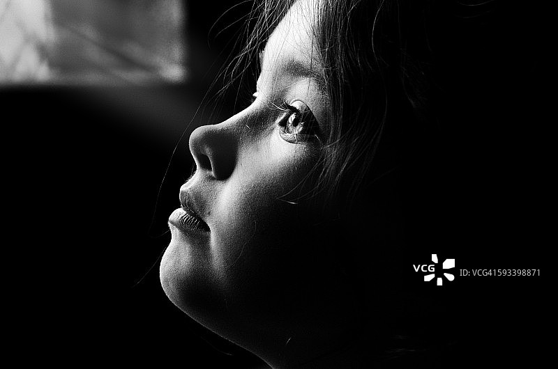 窗边的女孩图片素材