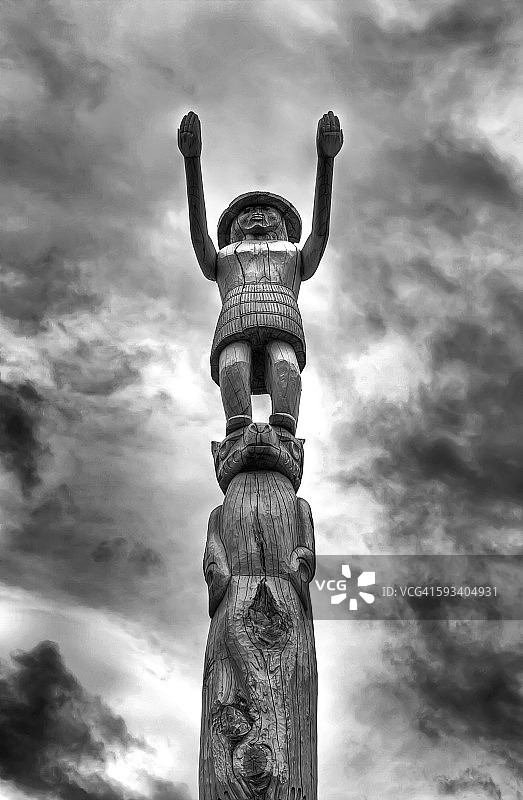 戏剧性天空下的图腾图片素材