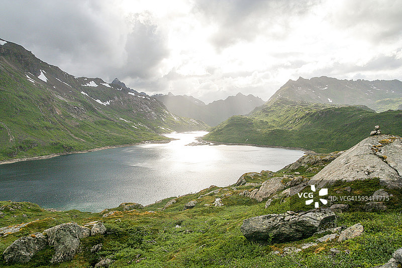 冲破云层的阳光，挪威山脉图片素材