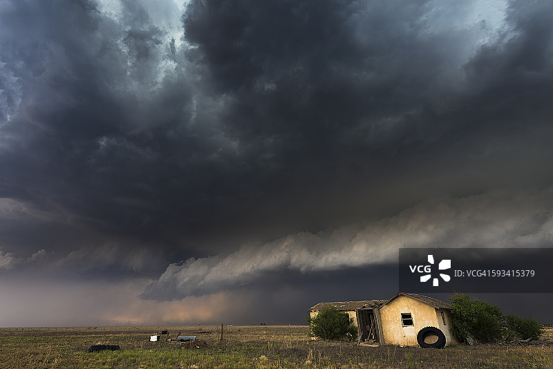 美国德克萨斯州狭地，废弃房屋上空的暴风雨图片素材