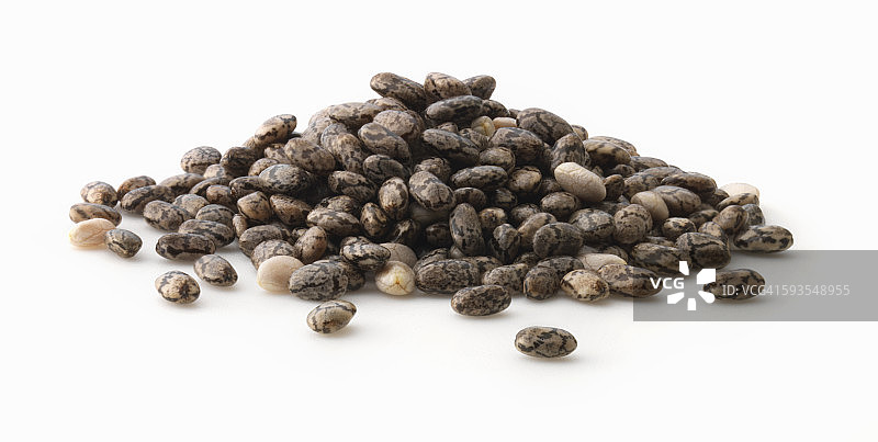 白色背景上的小堆奇亚籽图片素材