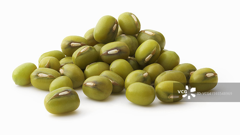 白色背景上的少量绿豆图片素材