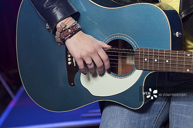 舞台上吉他手特写图片素材