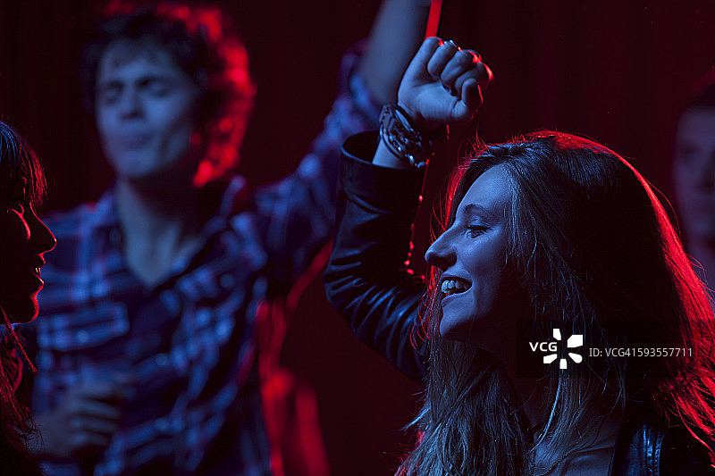 在音乐会上的朋友们图片素材